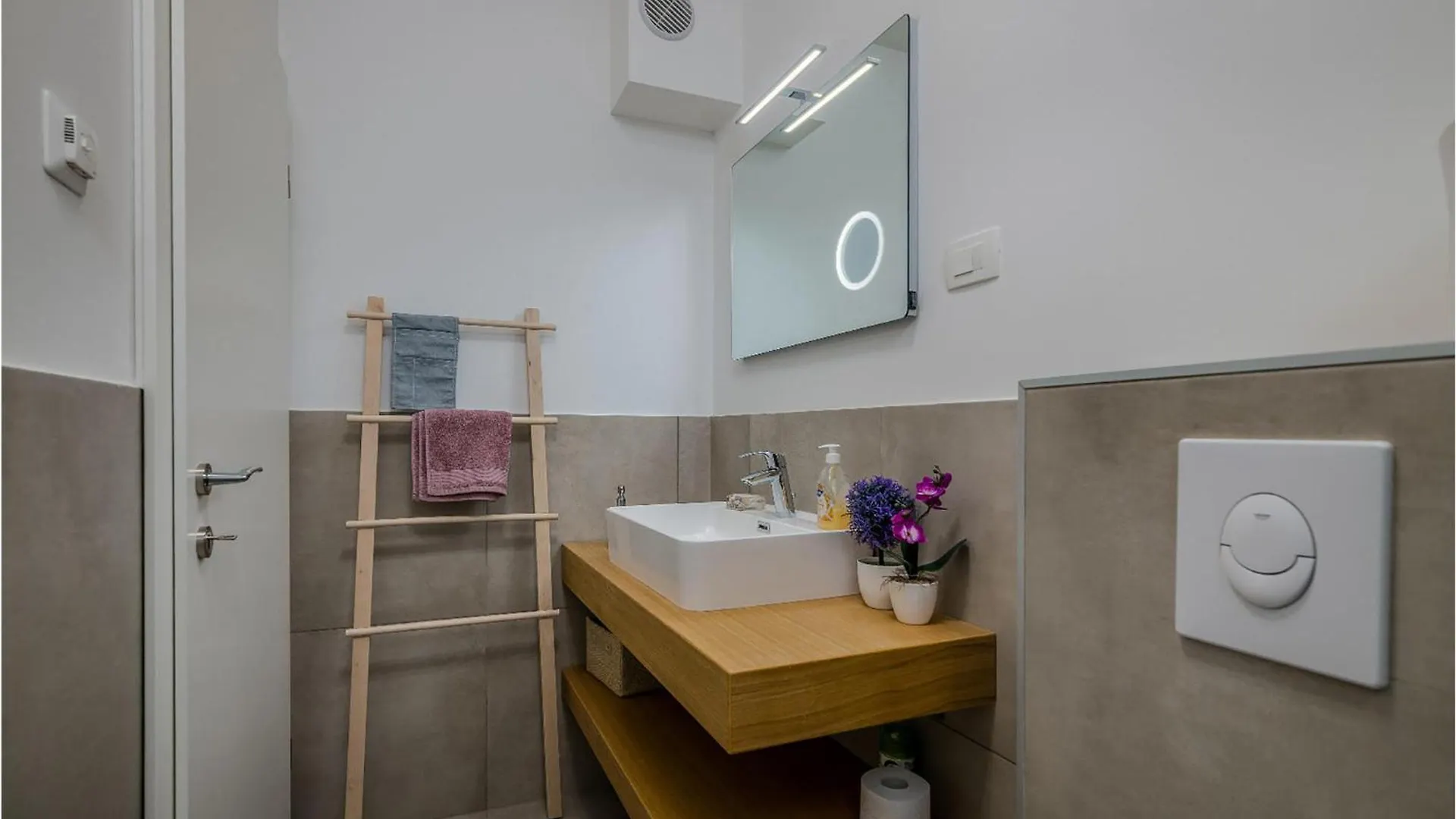 Awesome Home In Novigrad With Kitchen